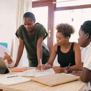 A group of collegues having a alignment meeting