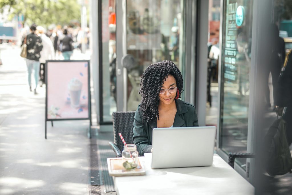 Employee working at a cafe.