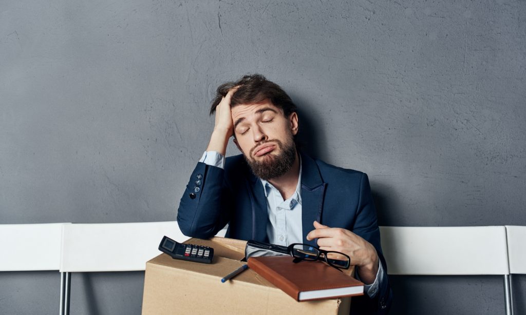 An employee leaving a company with bad employer branding