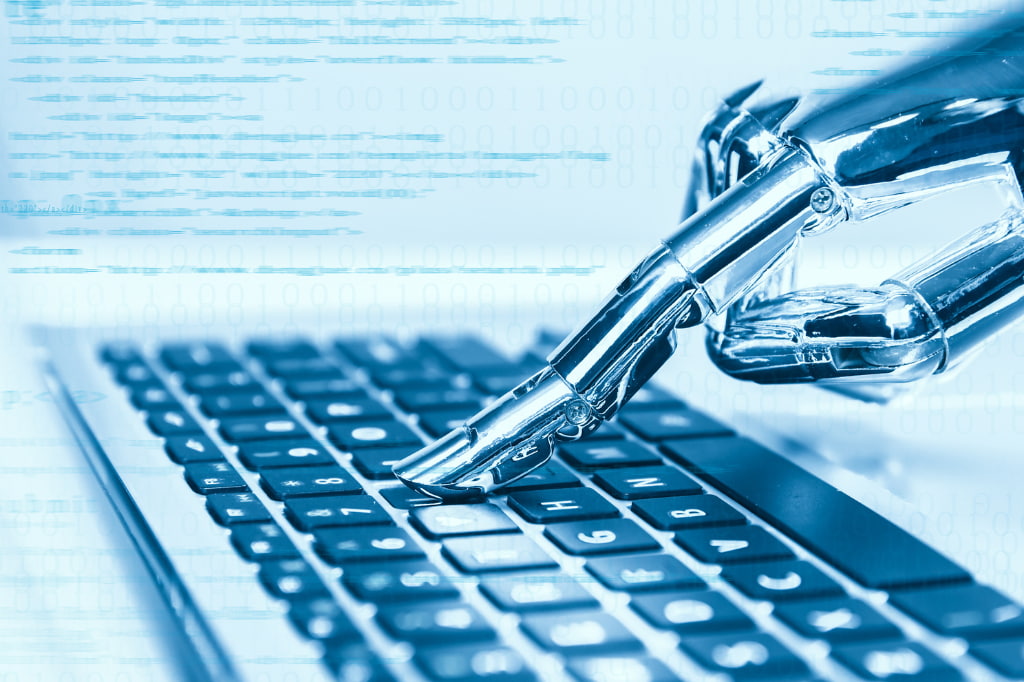 Un robot simbolizando la inteligencia artificial trabajando con un ordenador