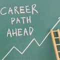 Imagen en la que se lee "el plan de carrera" con una gráfica y una escalera simulando crecimiento
